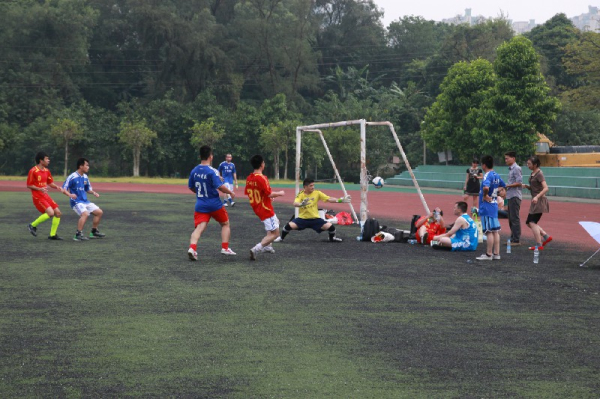 院青联和院足球俱乐部共同举办足球联谊活动