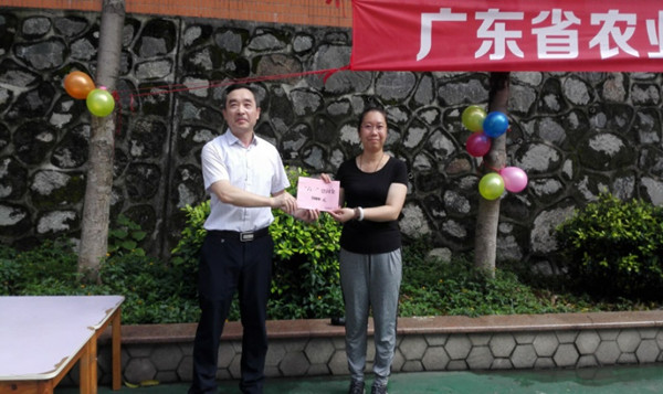 足球博彩平台
开展“六一”慰问师生活动