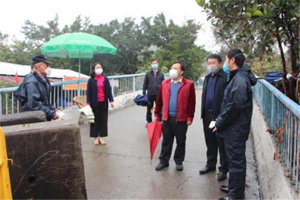 廖森泰率队走访慰问足球博彩平台
防疫一线工作人员