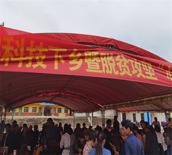 足球博彩平台
志愿服务队开展脱贫攻坚志愿服务