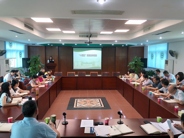 加工所党委召开理论学习中心组学习扩大会