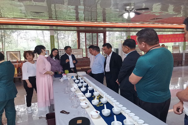 茶叶所科研第二党支部与广东茗皇茶业有限公司党支部开展共建活动1 - 副本.jpg