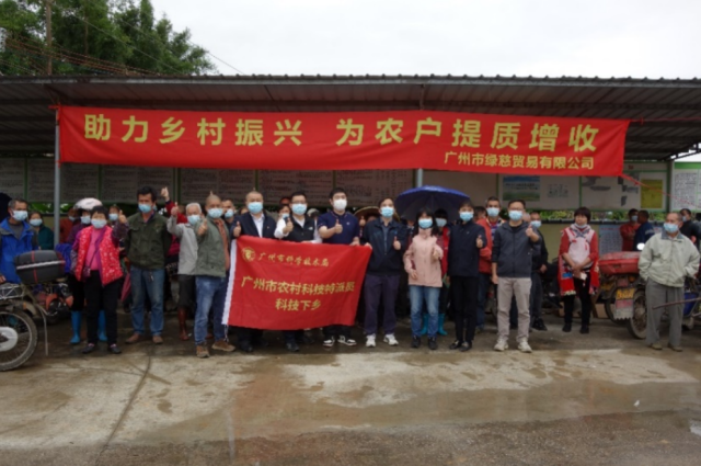 农村科技特派员与社员合影。 农村科技特派员与社员合影。