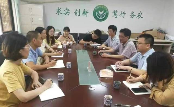 专家们在进行科企合作交流座谈会。 专家们在进行科企合作交流座谈会。