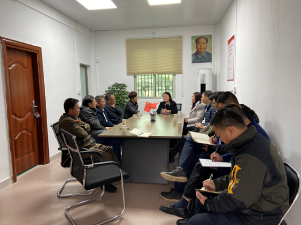 温子君队长详细介绍了海丰县联安镇的基本情况和水稻产业现状。 温子君队长详细介绍了海丰县联安镇的基本情况和水稻产业现状。