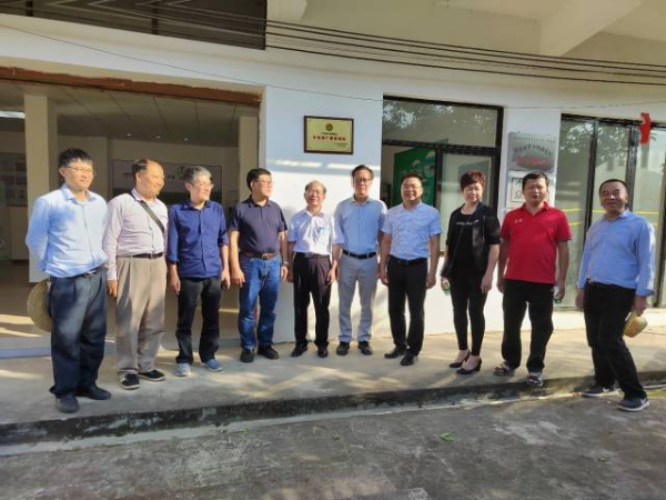 省农科院专家们与罗定当地农业科技推广部门技术员合影。 省农科院专家们与罗定当地农业科技推广部门技术员合影。