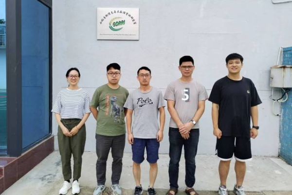 水稻生物信息与大数据育种研究室团队成员合影，右三为刘琦。