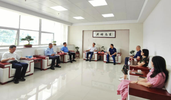 始兴县委书记华关会见了合作各方代表。 始兴县委书记华关会见了合作各方代表。