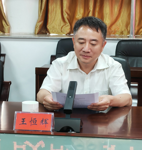 省委编办实名制管理处处长、驻沈所镇工作队队长王恒辉。 省委编办实名制管理处处长、驻沈所镇工作队队长王恒辉。