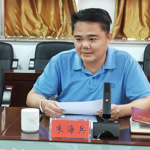 始兴县委副书记朱海兵。 始兴县委副书记朱海兵。