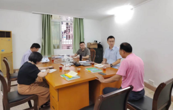 专家们跟当地农业管理部门领导一起座谈交流。