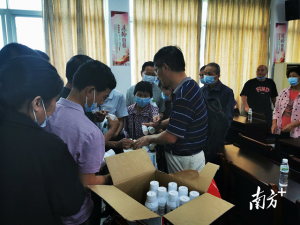 果树所专家团队向参加培训的果农派发新型农药药剂。 果树所专家团队向参加培训的果农派发新型农药药剂。