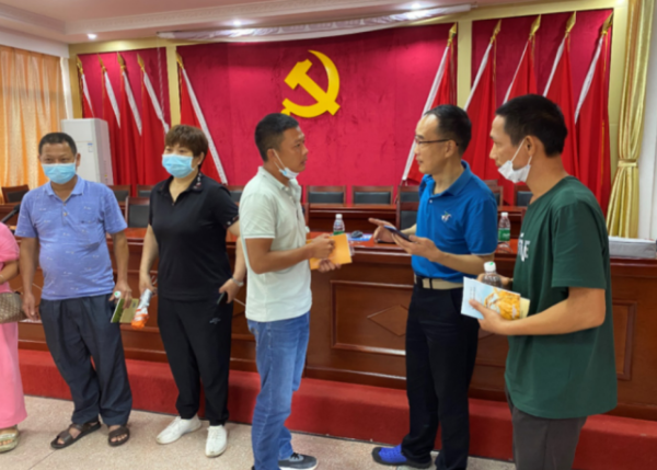 刘彦卓现场为农民们讲解水稻栽培技术。 刘彦卓现场为农民们讲解水稻栽培技术。