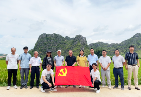 党建活动代表们现场合影。 党建活动代表们现场合影。