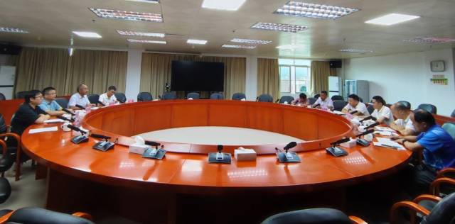 省农科院水稻所专家与连山县政府部门领导进行现场交流座谈。