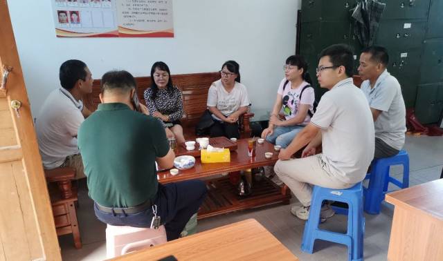 驻镇工作队长温子君向科技特派员团队介绍撂荒地的基本情况。