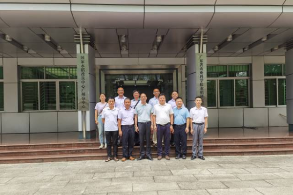 与会人员合影。