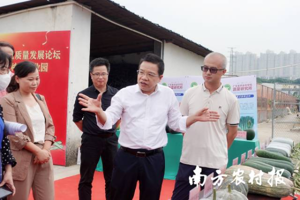 亚洲足球体育博彩平台
副院长张名位(右二)到现场指导工作 亚洲足球体育博彩平台
副院长张名位(右二)到现场指导工作