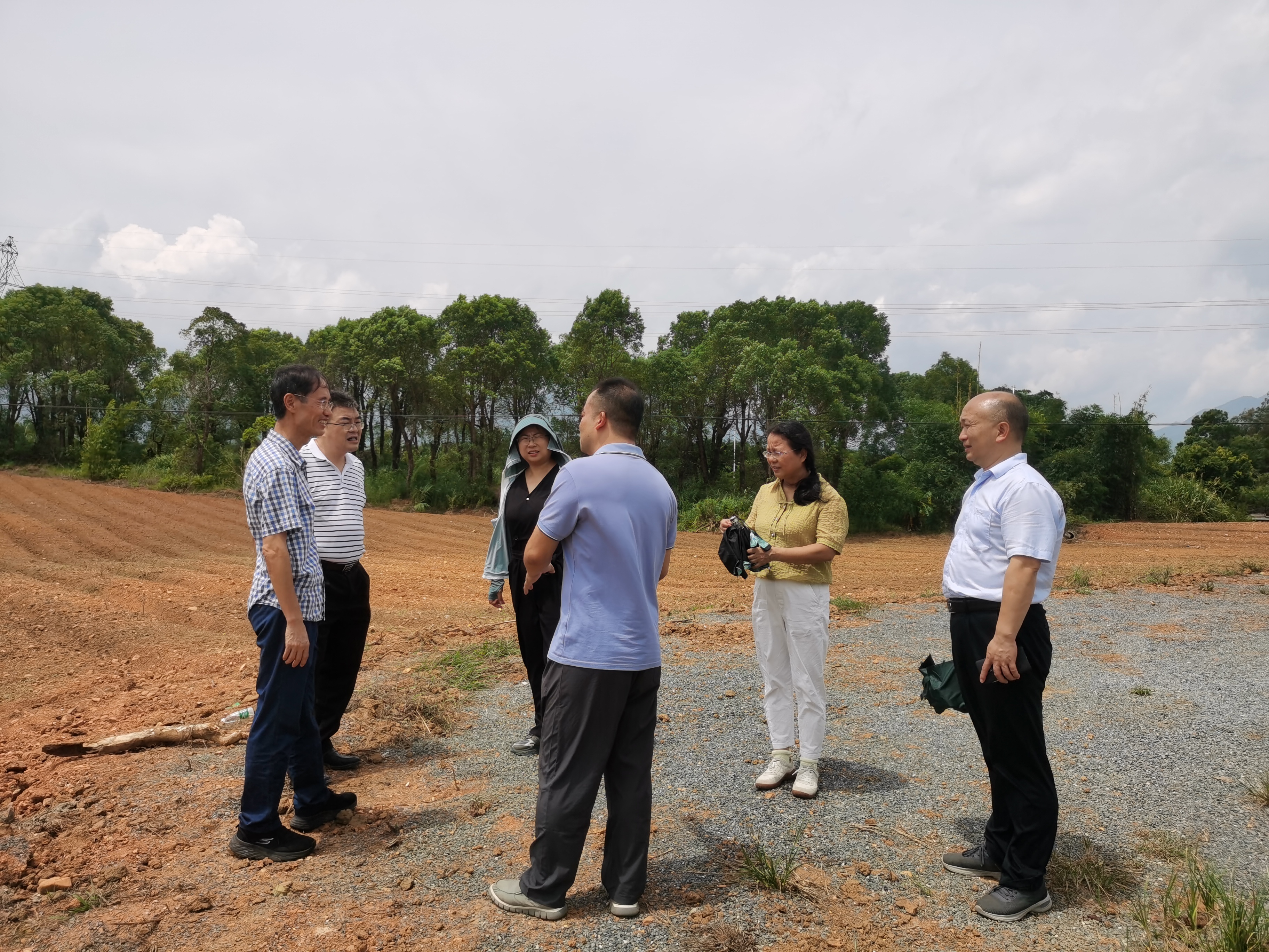 廊田镇党委副书记何勖与省农科院专家在乐昌廊田农业文化康养项目建设工地交流讨论工作.jpg