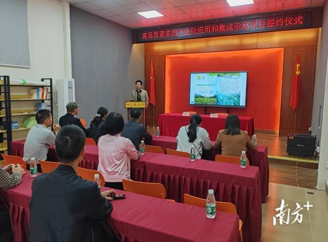 谢大森在仪式上介绍签约内容。