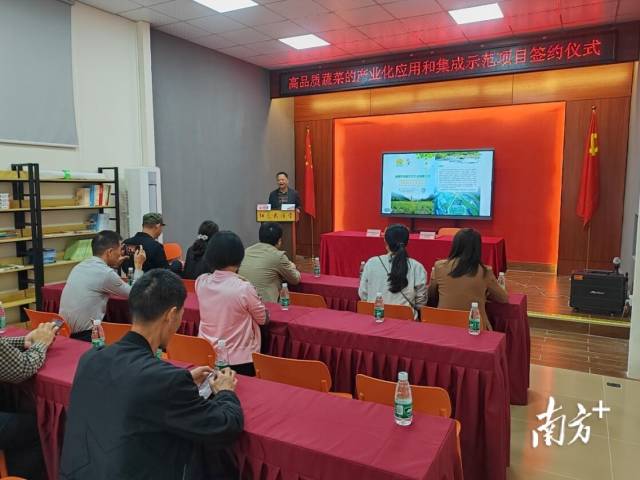 吴甘霖在签约仪式上讲话。