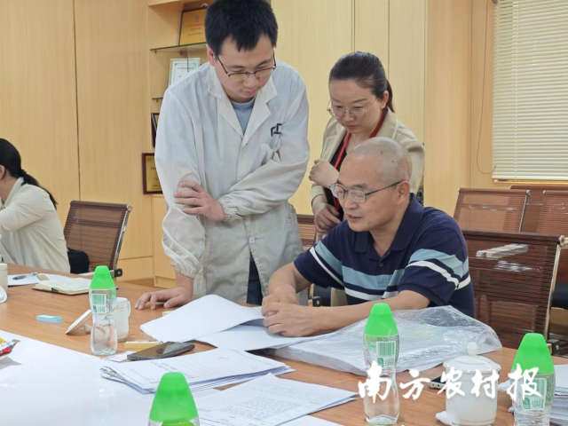 检查组就遇到的问题针对性指导实验人员 检查组就遇到的问题针对性指导实验人员