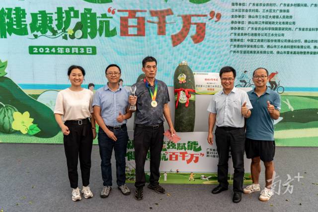 “铁柱2号”冬瓜研究团队与获奖“冬瓜王”及瓜农合影。