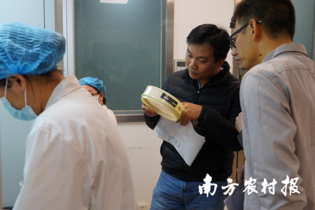 技术专家与检测人员进行指导与交流。 技术专家与检测人员进行指导与交流。