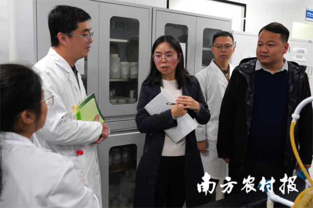 技术专家与检测人员进行指导与交流。 技术专家与检测人员进行指导与交流。