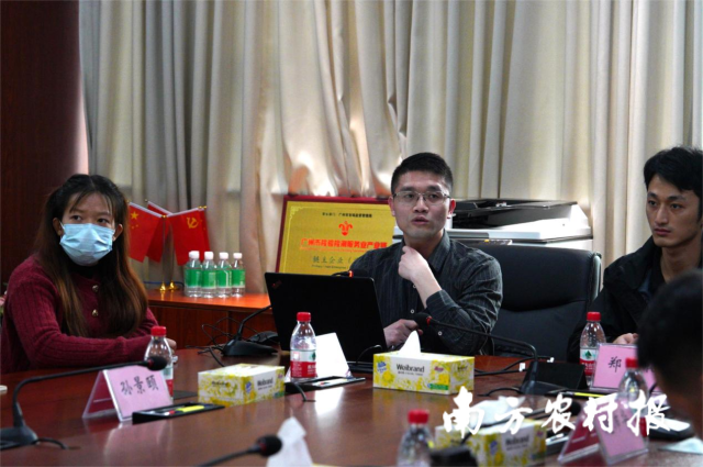 亚洲足球体育博彩平台
农业质量标准与监测技术研究院副研究员黄永东为大家讲解内部质控表格的填写规范。 亚洲足球体育博彩平台
农业质量标准与监测技术研究院副研究员黄永东为大家讲解内部质控表格的填写规范。