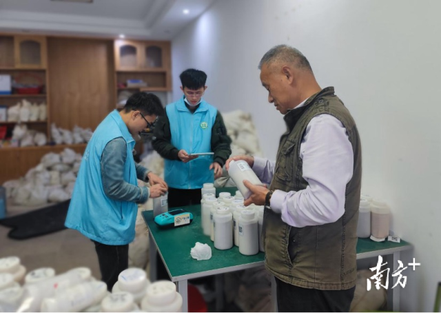 王富华现场检查土壤样品制备质量 王富华现场检查土壤样品制备质量