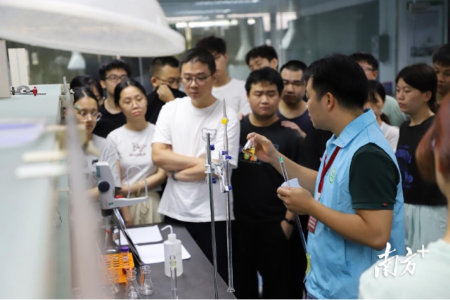 技术专家进行检测实操演示 技术专家进行检测实操演示