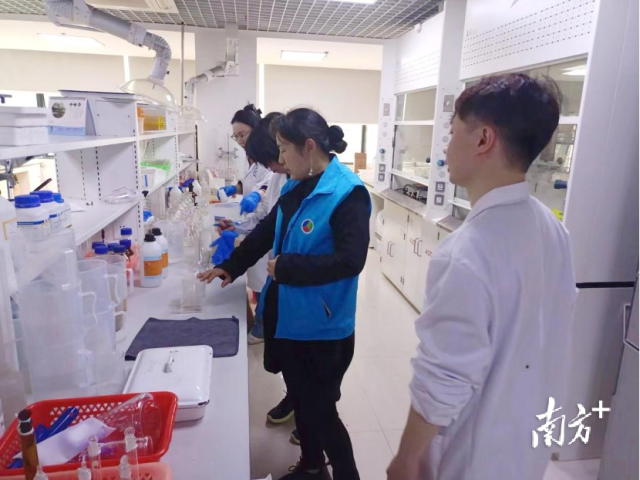 技术专家对检测人员进行指导 技术专家对检测人员进行指导