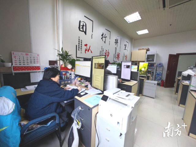 杜瑞英在视频检查制样操作规范性 杜瑞英在视频检查制样操作规范性