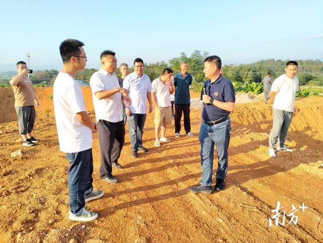 现场参观并提建议。龙坪镇 供图 现场参观并提建议。龙坪镇 供图